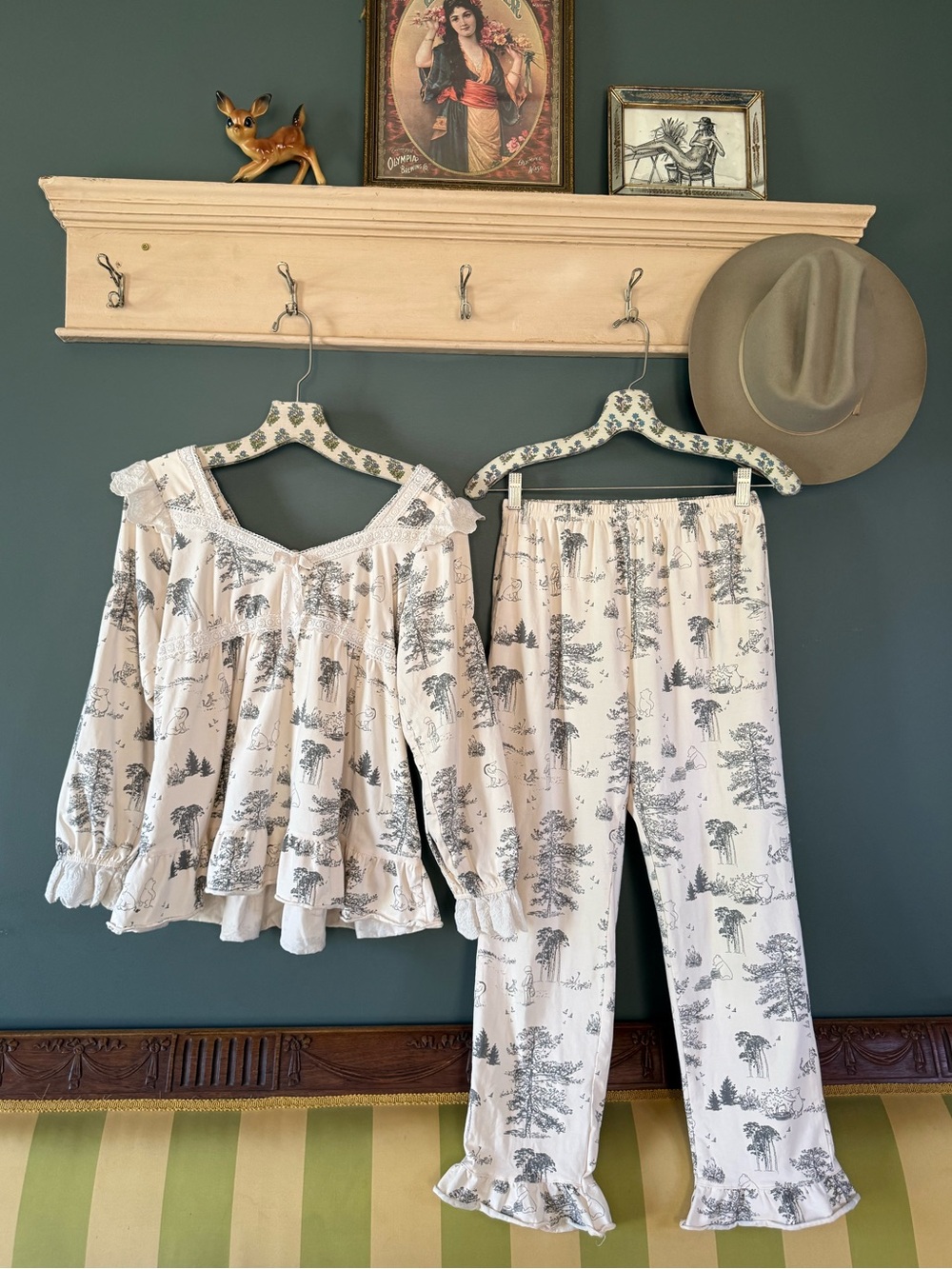 Cottage core Winnie the Pooh toile print Two-Piece eyelet Ruffle set sz XS